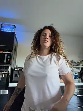 חדר צ'אט בשידור חי של Clarasense__