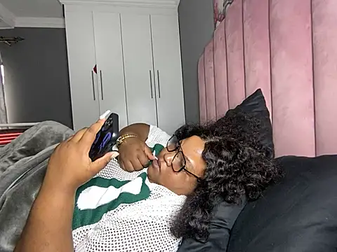 MissLola27 élő chatszobája