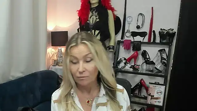 crystaLUX Adlı Modelin Canlı Sohbet Odası