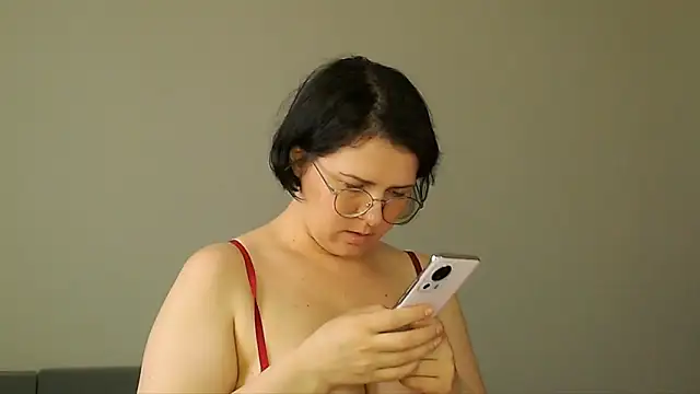 M1ssShyMira Live chatroom