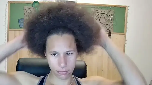 AaliyahHarris Adlı Modelin Canlı Sohbet Odası