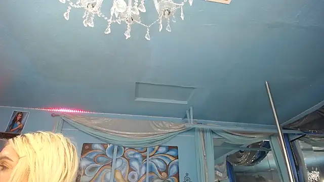 ADRIANNA_FOX Adlı Modelin Canlı Sohbet Odası