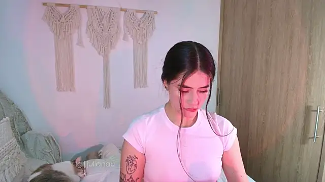 iriswest_'s Live Chat Room