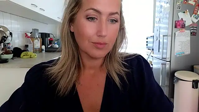 TessToy's Live Chat Room