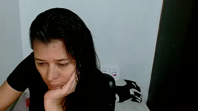 KARYNA_MILF Adlı Modelin Canlı Sohbet Odası