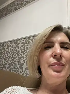 sensualEmilia Adlı Modelin Canlı Sohbet Odası