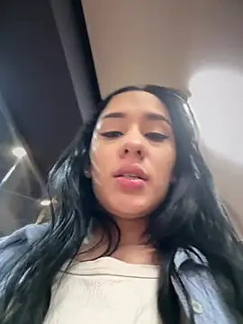 __IRIS__ Adlı Modelin Canlı Sohbet Odası