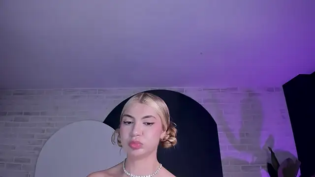 NiaHolland Adlı Modelin Canlı Sohbet Odası
