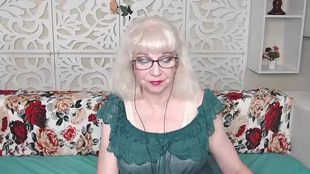 SquirtingMom's Live Chat Room