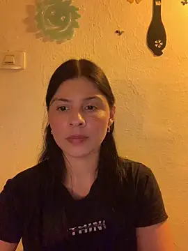 Estefani_32's Live Chat Room