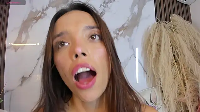 hannahill69 Adlı Modelin Canlı Sohbet Odası