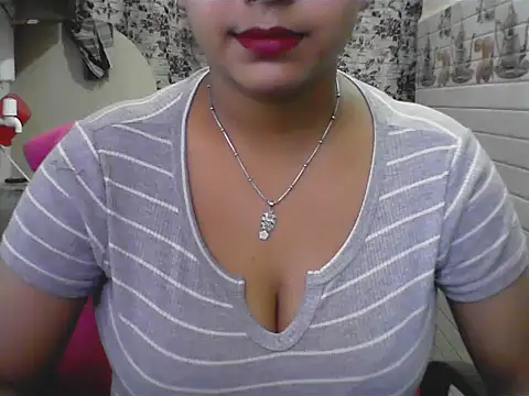 LovingPihu Adlı Modelin Canlı Sohbet Odası