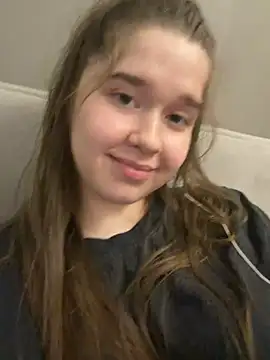 חדר צ'אט בשידור חי של HornyGirlH