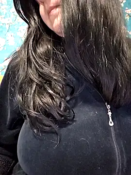 Rozaaaaforyoubigboob's Live Chat Room