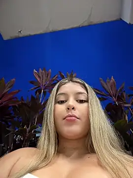 lunablossom_ Adlı Modelin Canlı Sohbet Odası