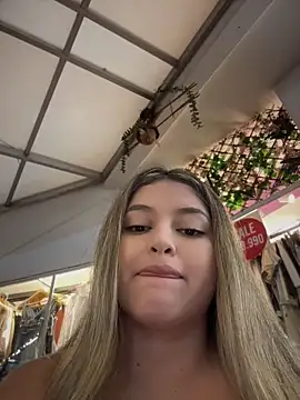 lunablossom_ Adlı Modelin Canlı Sohbet Odası