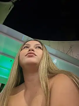 lunablossom_ Adlı Modelin Canlı Sohbet Odası