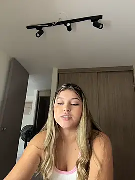 lunablossom_ Adlı Modelin Canlı Sohbet Odası