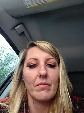 SheIsSomething's Live Chat Room