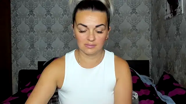 NicoletMoore Adlı Modelin Canlı Sohbet Odası