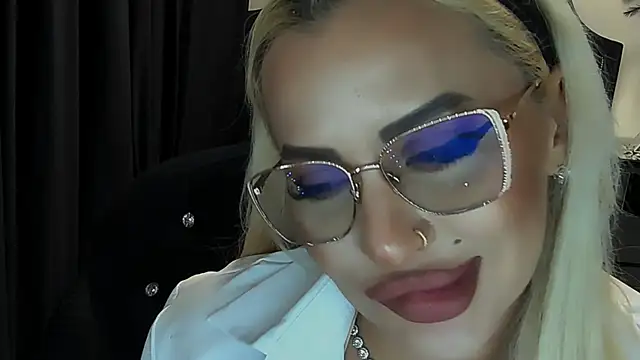 LovelyBlondyxx: онлайн-чат
