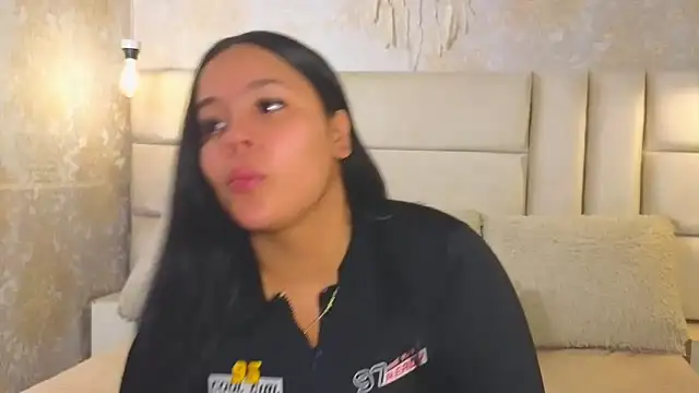 EmilyQueen3x Adlı Modelin Canlı Sohbet Odası