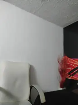 Elinaax Adlı Modelin Canlı Sohbet Odası