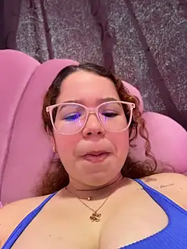 Lucyklein2022's Live Chat Room
