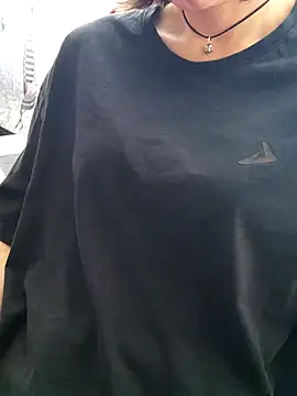 Aashikalaa Adlı Modelin Canlı Sohbet Odası