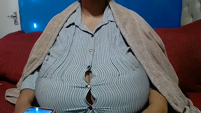 CUTEFIRMMELONSS Adlı Modelin Canlı Sohbet Odası