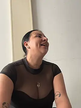 חדר צ'אט בשידור חי של Abril_Luv