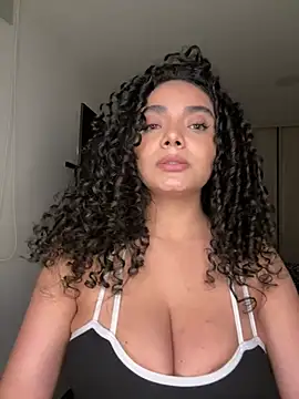 Curlyierr Adlı Modelin Canlı Sohbet Odası