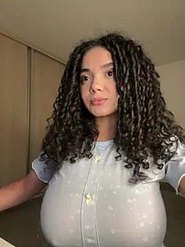 Curlyierr Adlı Modelin Canlı Sohbet Odası