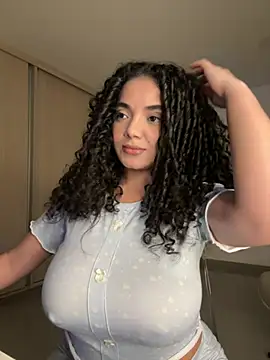 Curlyierr Adlı Modelin Canlı Sohbet Odası