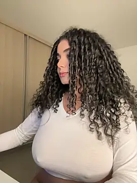 Curlyierr Adlı Modelin Canlı Sohbet Odası