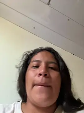חדר צ'אט בשידור חי של moncerrat_luna