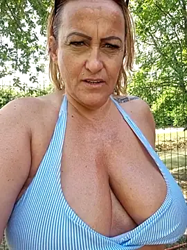Isabellaa04's Live Chat Room