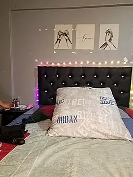 Toya_P Adlı Modelin Canlı Sohbet Odası