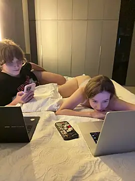 Nura_n_Sarah's Live Sex Cam Show