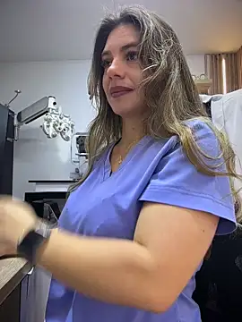 חדר צ'אט בשידור חי של alicee16