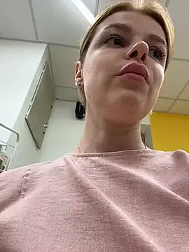 חדר צ'אט בשידור חי של HarrietDart