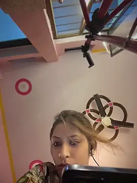 Hotjiya5656 Adlı Modelin Canlı Sohbet Odası