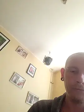 piercingpik – Naživo chatovacia miestnosť