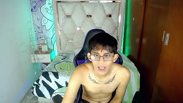 Seks show uživo modela zxvn_n na kameri