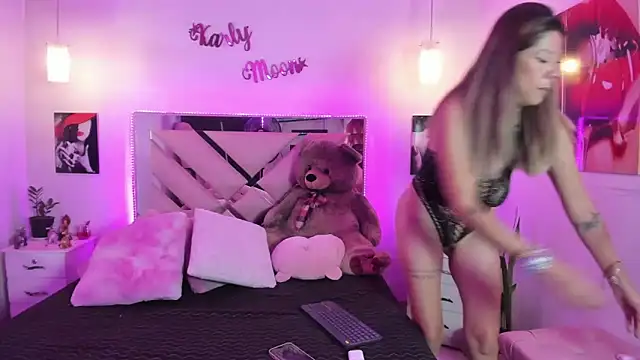 Karly_moon Adlı Modelin Canlı Sohbet Odası
