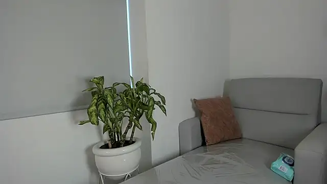 Lola-Blowjobs Adlı Modelin Canlı Sohbet Odası