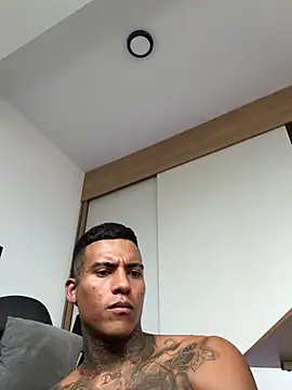 Seks show uživo modela JhonDenis na kameri