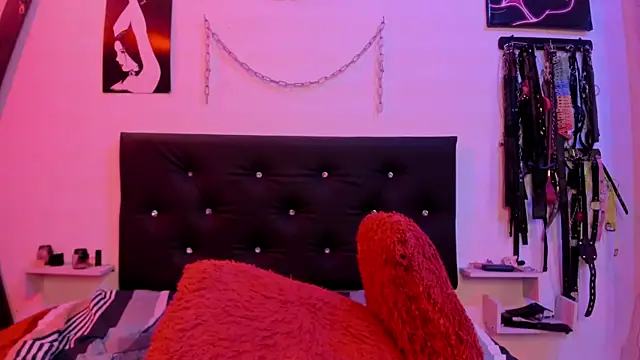חדר צ'אט בשידור חי של Little_Naughtty