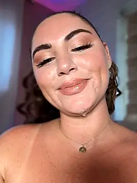Seks show uživo modela lovely_beast na kameri
