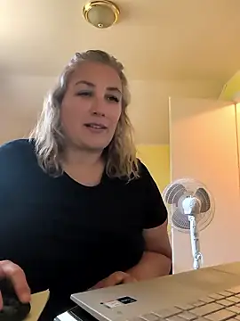 Canadian_BBW's Live Chat Room